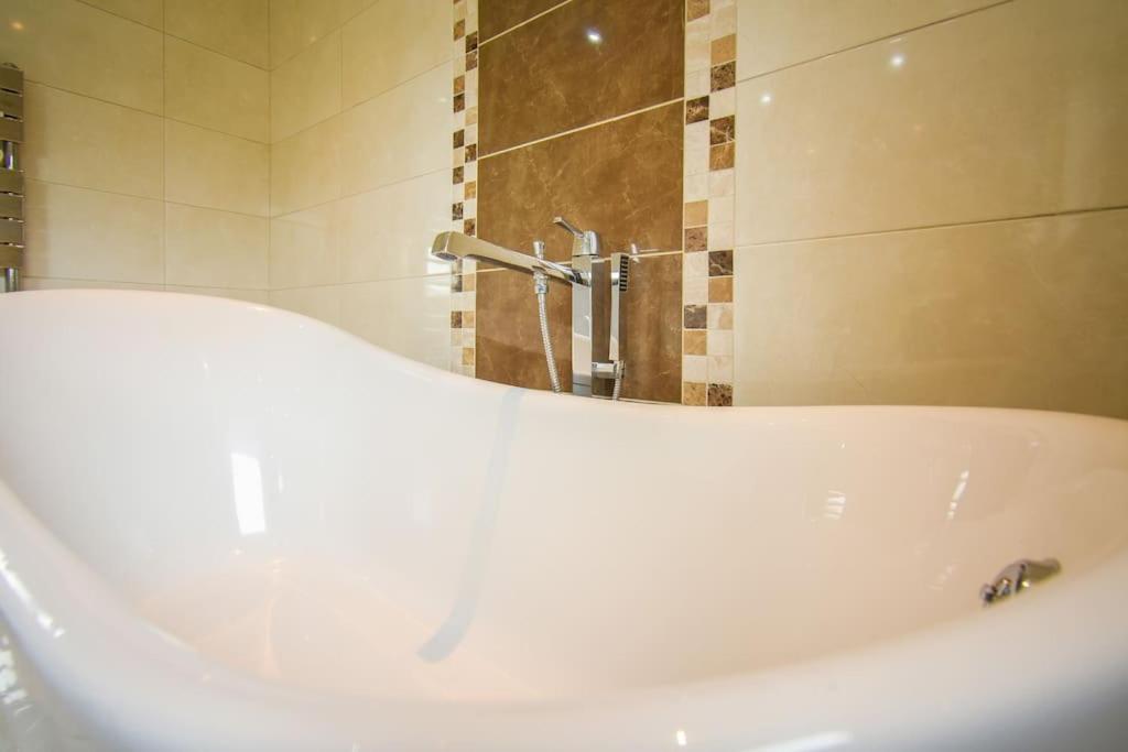Luxurious & Tranquil Riverside Getaway Great Harwood Extérieur photo